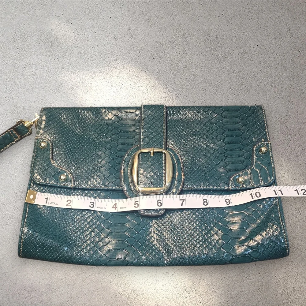 Snakeskin Gold Tone Buckle Clutch ‎ Wristlet